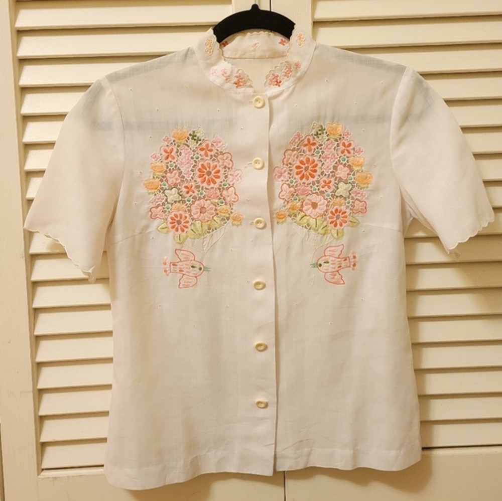Vintage embroidered swallow bird floral peek-a-boo top with scalloped edges